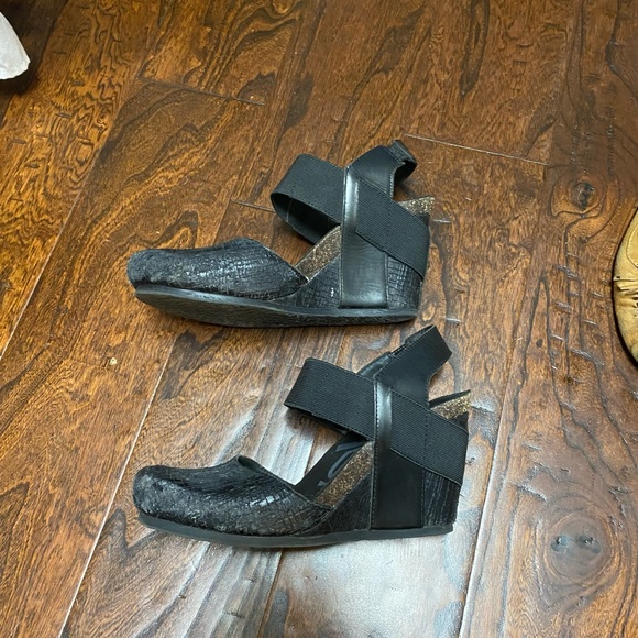 OTBT closed toe black wedge - Picture 3 of 5